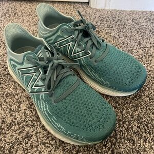 Nearly new women’s new balance running shoes - fresh foam 1080s